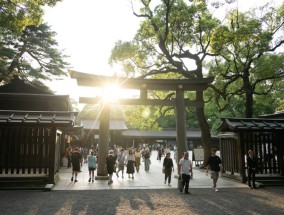 警方逮捕了一名涉嫌在日本神社上刻字的美国男子