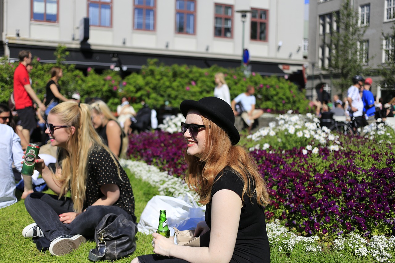 英国街头女子自制糖葫芦的甜蜜分享艺术之旅